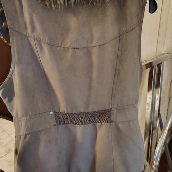 Women's Gray Faux Fur Vest - Picture 8 of 9